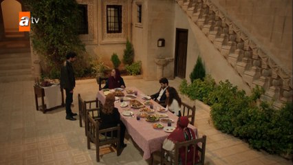 Aslan sinir krizi geçiriyor! - Hercai 47. Bölüm