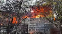 Το euronews στο Ναγκόρνο Καραμπάχ: Οι Αρμένιοι καίνε τα σπίτια τους