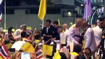 ปีติ “ร.10-พระราชินี” ทรงพระดำเนินเยี่ยมราษฎรที่มาเฝ้าฯรับเสด็จ สถานีรถไฟฟ้าหลักสอง | 141163