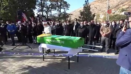 Annesinin cenazesine makam aracında katıldı