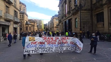 Un millar de personas protestan en San Sebastián contra la pasante de Euskotren