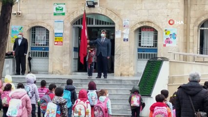 Öğretmen ve öğrencinin bayrak hassasiyeti gururlandırdı