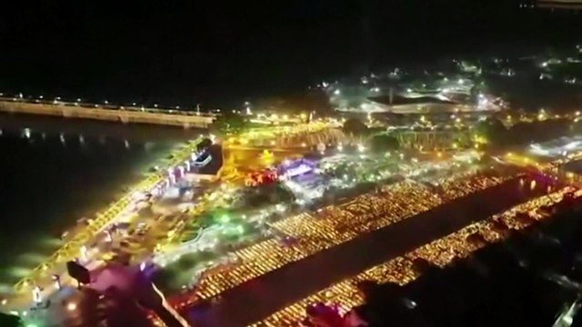 Festa das luzes atrai milhares de pessoas na Índia