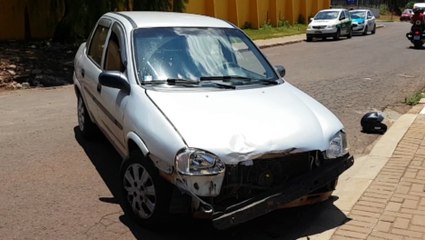 Moto vai parar em calçada após batida no Nova Cidade