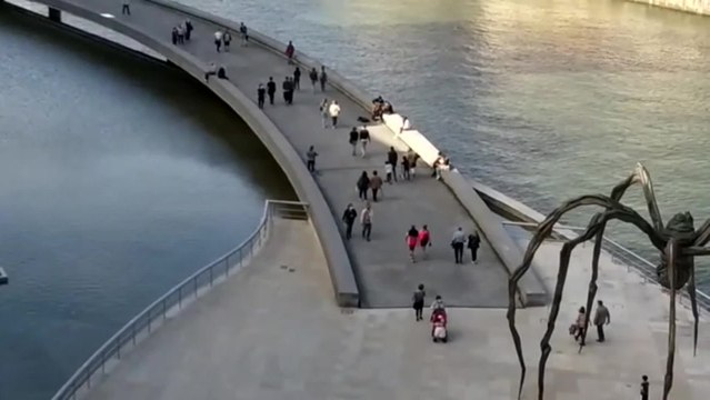 Los bilbaínos disfrutan de los paseos junto al Gugenheim