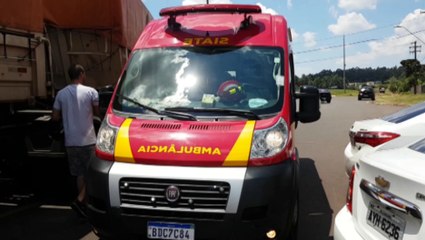 Impressionante: motociclista bate com carreta, passa por baixo do veículo e não é atingida pelas rodas