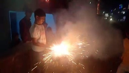 दीपावली में बच्चो ने जमकर चलाई आतिशबाजी