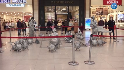 Corona Virüsü Tehdidini Canlı Heykeller Anlattı