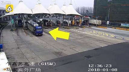 Un routier arrache la guérite du péage d'une autoroute
