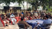 दीपावली के मौके पर भरथना के क्षेत्रीय अधिकारी और कोतवाल ने पुलिस कर्मियों को बांटी मिठाई