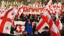 Des milliers de Géorgiens manifestent pour réclamer de nouvelles élections