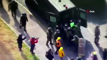 - Şili’de tutuklu göstericiler için yapılan protestoya polis müdahalesi