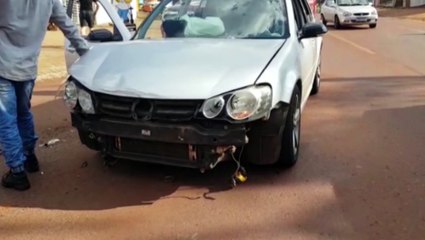 Golf e caminhonete batem na Rua Jacarezinho