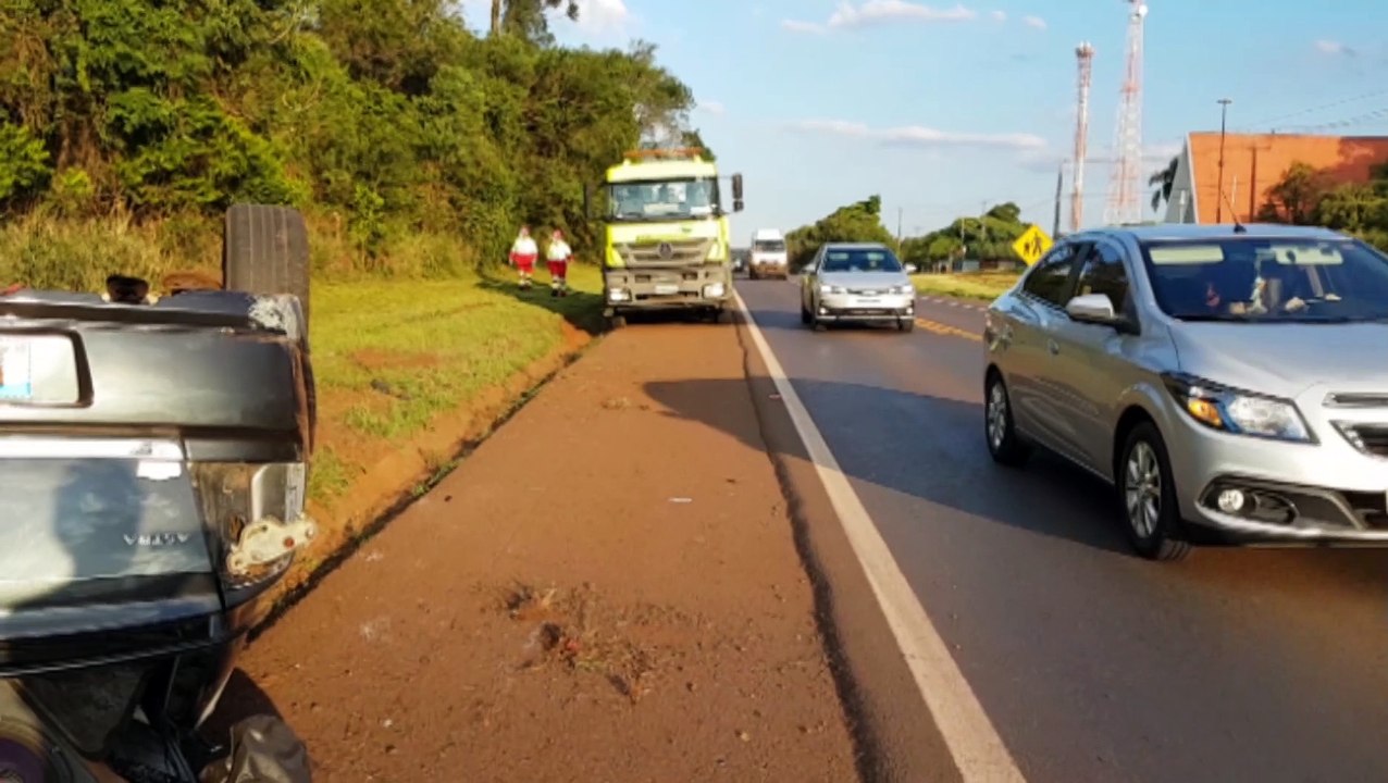 Astra capota depois de fazer motociclista sofrer queda na BR-277