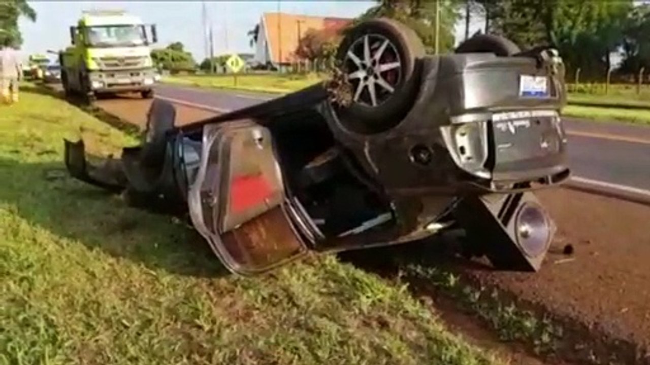 Astra capota depois de fazer motociclista sofrer queda na BR-277