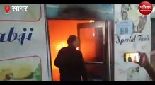 VIDEO: रेलवे स्टेशन पर आहार केंद्र में अचानक भड़की आग