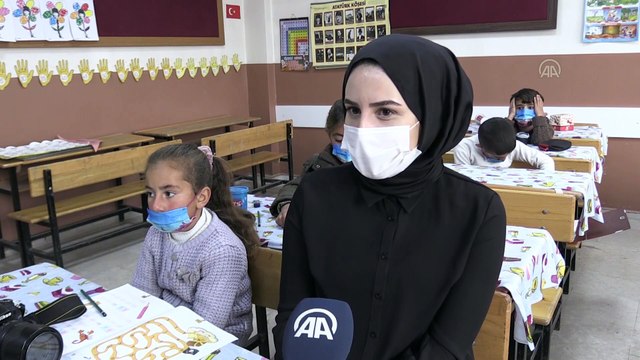 Köy çocuklarını geleceğe hazırlayan fedakar öğretmenler, köylülerin de gönlüne dokunuyor (2) - MUŞ