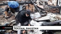 شاهد: سكان قرية باكستانية يحاولون إنقاذ ما تبقى من منازلهم التي دمرها القصف الهندي