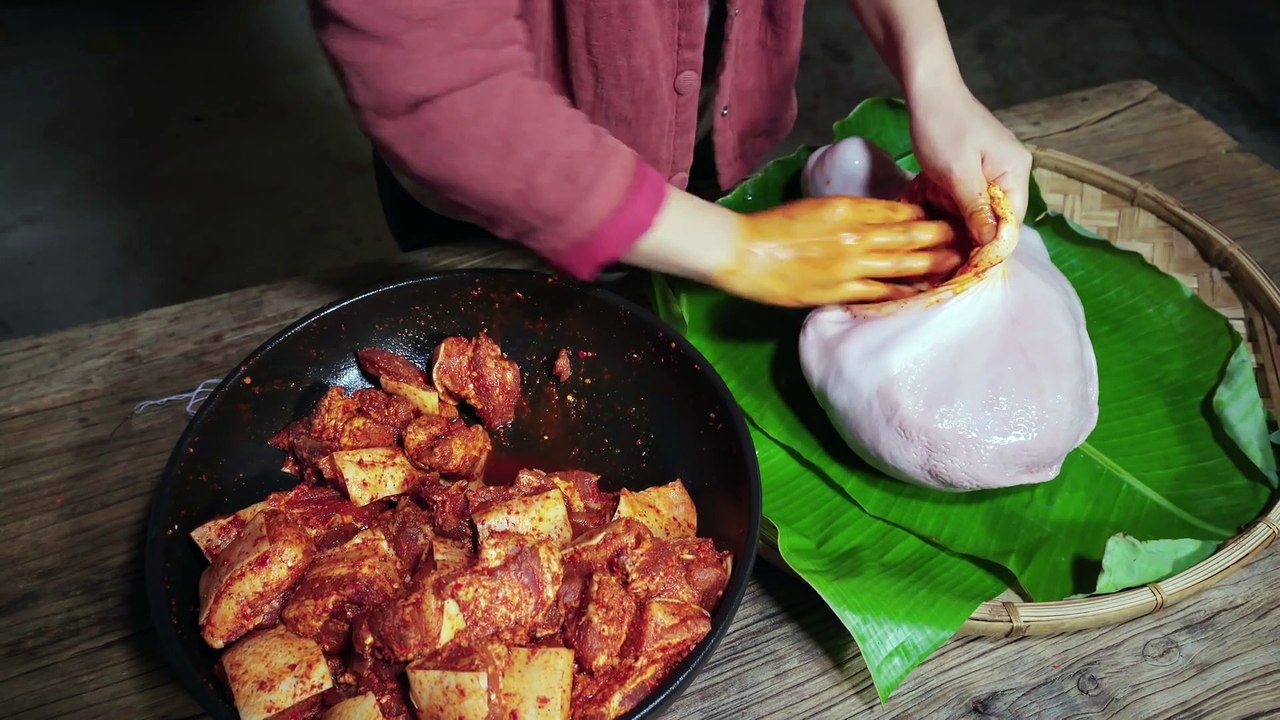彝族人家招待贵客的硬菜__胃包肉【滇西小哥】A hard dish for the Yi people to entertain distinguished guests __ Stomach Wrapped Meat [Little Brother in West Yunnan]
