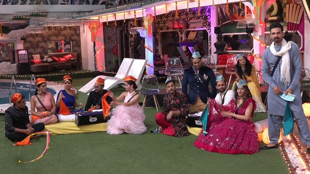 Bigg Boss 14 Promo: Salman khan के लिए घरवालों ने जमाई महफिल, खुश हुए Salman Khan | FilmiBeat