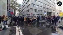 La Policía de Frankfurt usa cañones de agua contra los manifestantes