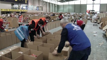 İzmir’e Gönderilen Yardım Kolilerinden Duygulandıran Notlar Çıkıyor