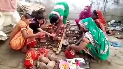 महिलाओं ने की गोवर्धन पूजा