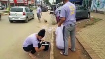 Voluntários varrem ruas cheias de santinhos em Águas Lindas de Goiás