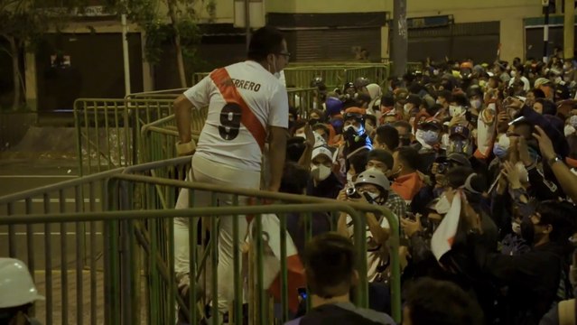 Perú se mantiene a la espera de que el presidente Merino decida si continúa