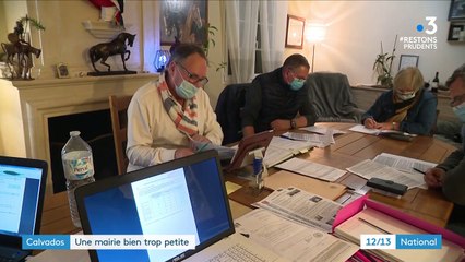 Calvados : la mairie de Manvieux, trop petite pour tenir un conseil municipal