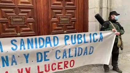 Cientos de personas se manifiestan en Madrid frente a la consejería de Sanidad: “Menos banderas, más enfermeras”