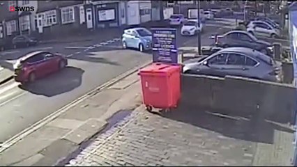 في دقيقة واحدة رجل يصطدم بالسيارات والجدران 6 مرات: فيديو وثق الكارثة