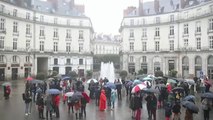 Decenas de personas rezan en Nantes bajo la lluvia para pedir a Macron que permita las misas