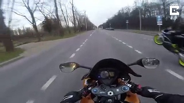 Ce motard va avoir très très chaud