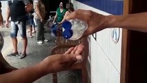 Álcool em gel na entrada das zonas de votação