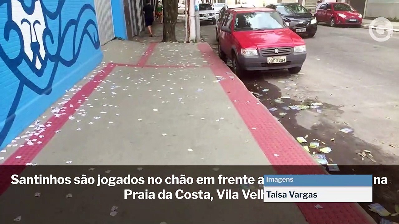 Santinhos são jogados no chão em frente ao colé...