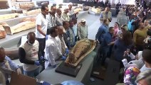 Egito revela a descoberta de mais de 100 sarcófagos intactos