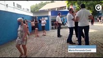 Eleitores continuam chegando nos últimos minutos de votação no Colégio Americano Batista, na Praia da Costa, Vila Velha