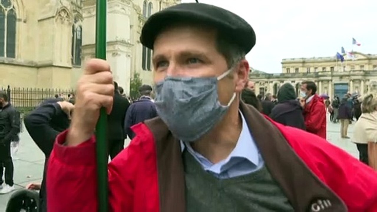 'Lasst uns beten' - Katholiken demonstrieren für Gottesdienste