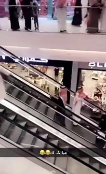 ضرب الأحذية: تحدي غريب ينتشر على سناب شات ويثير غضب السعوديين