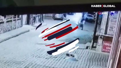 Motosiklet, caddede temizlik yapan personele böyle çarptı