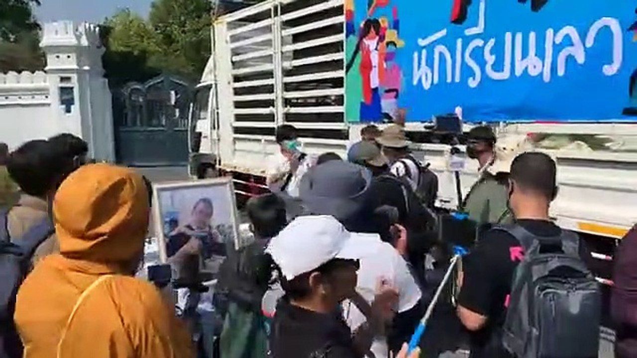 14-11-2563 บรรยากาศ กลุ่ม "นักเรียนเลว" จัดกิจกรรมที่หน้ากระทรวงศึกษาธิการ และจะมีการเดินขบวนไปที่อนุสาวรีย์ประชาธิปไตย สมทบม็อบใหญ่ #khaosod