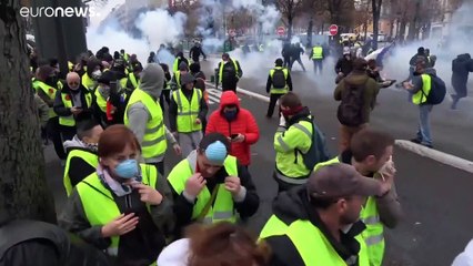 Télécharger la video: Dove sono finiti i Gilet gialli? E le Sardine? Il covid ha chiuso le piazze, ha avuto la meglio?