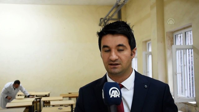 TRABZON - Halk Eğitim Merkezi kursiyerleri öğrencilerin sıralarını tamir ediyor