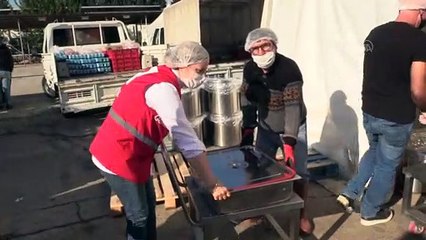 İZMİR - Aşevinde pişirdiği yemeklerle depremzedelerin yardımına koştu