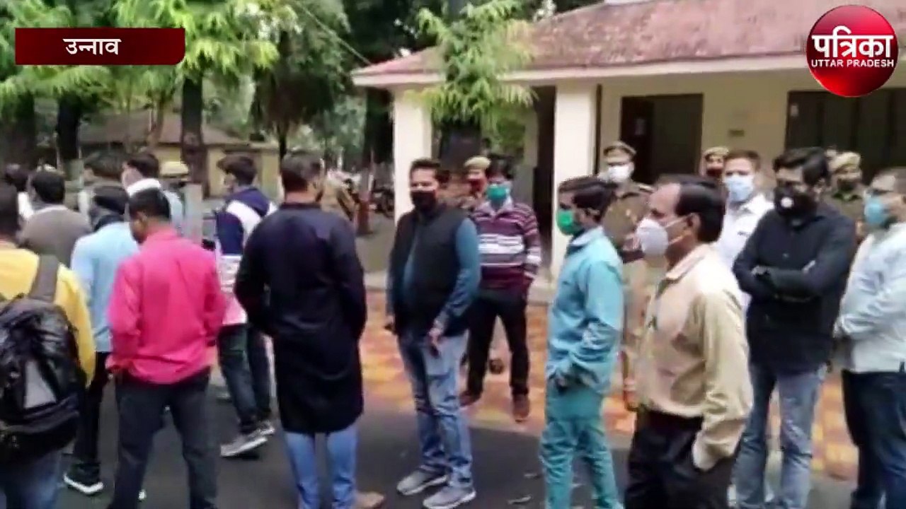 पत्रकार मामले को लेकर डीएम को ज्ञापन, डीएम ने द...