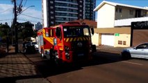 Bombeiros combatem incêndio em Peugeot 206, no Centro de Cascavel
