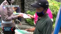 Polres Kediri Kota Bagikan Masker dan Jas Hujan Gratis