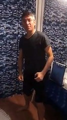 Kızının hareketlerini taklit edip ona ayna tutan baba  