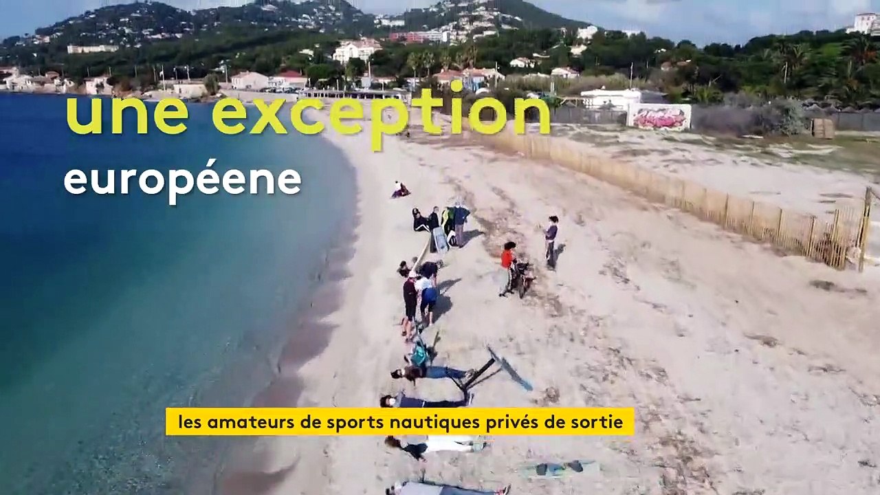 À Hyères, une chaîne humaine sur la plage pour demander l'autorisation des sports nautiques
